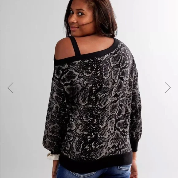 ✨Snake Skin Sweatshirt✨ - Picture 2 of 4